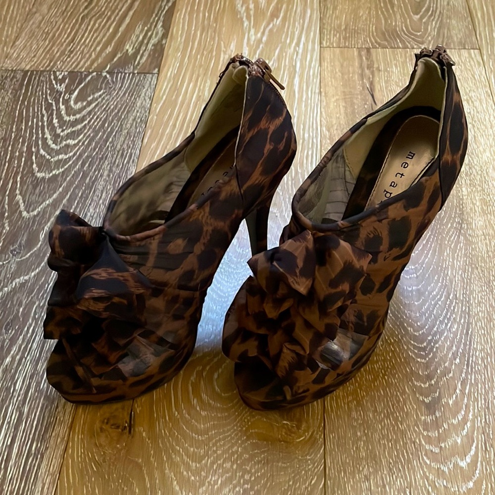 New! METAPHOR leopard print ruffled peep toe heels. Size 6.